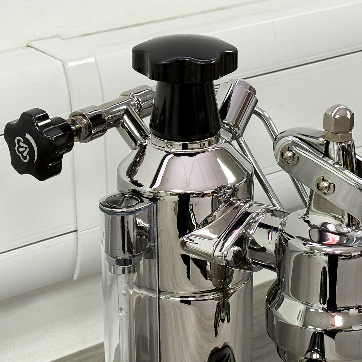 La Pavoni Europiccola (Chrombasis, schwarze Griffe) 220 V – LPLELQ01UK 
