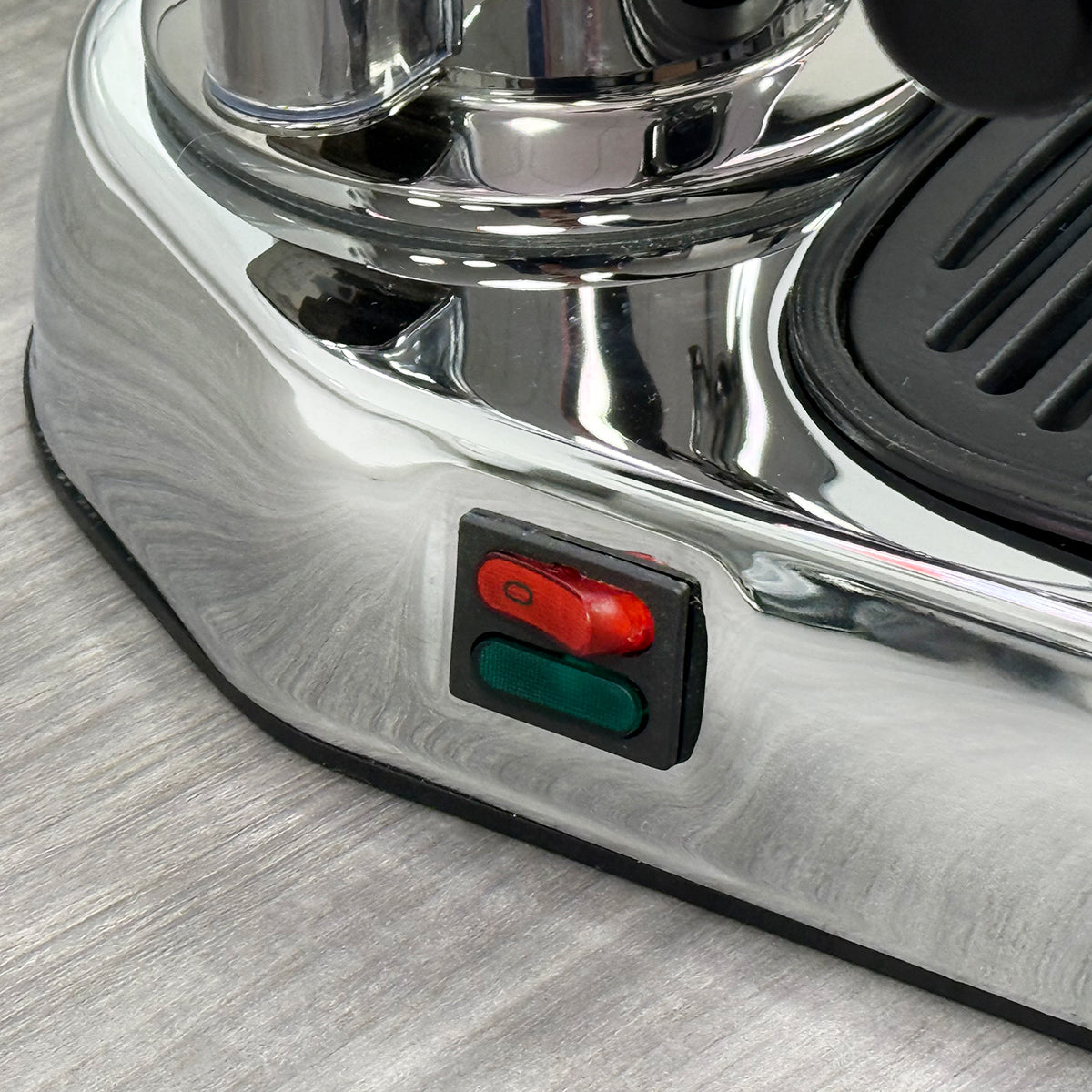 La Pavoni Europiccola (Chrombasis, schwarze Griffe) 220 V – LPLELQ01UK 