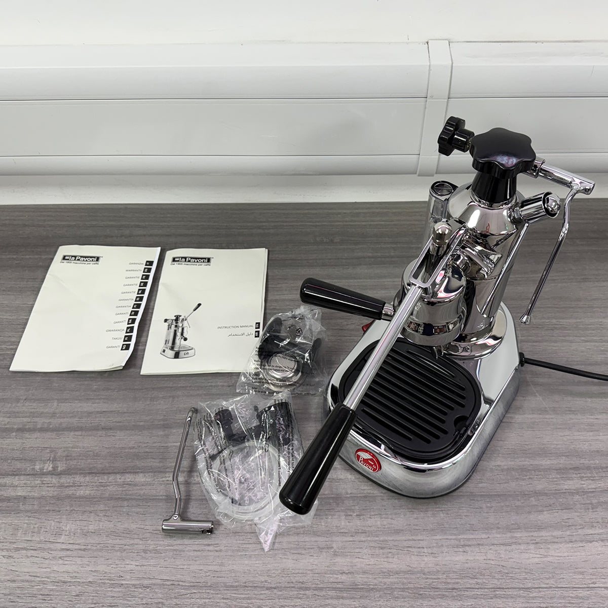 La Pavoni Europiccola (Chrombasis, schwarze Griffe) 220 V – LPLELQ01UK 